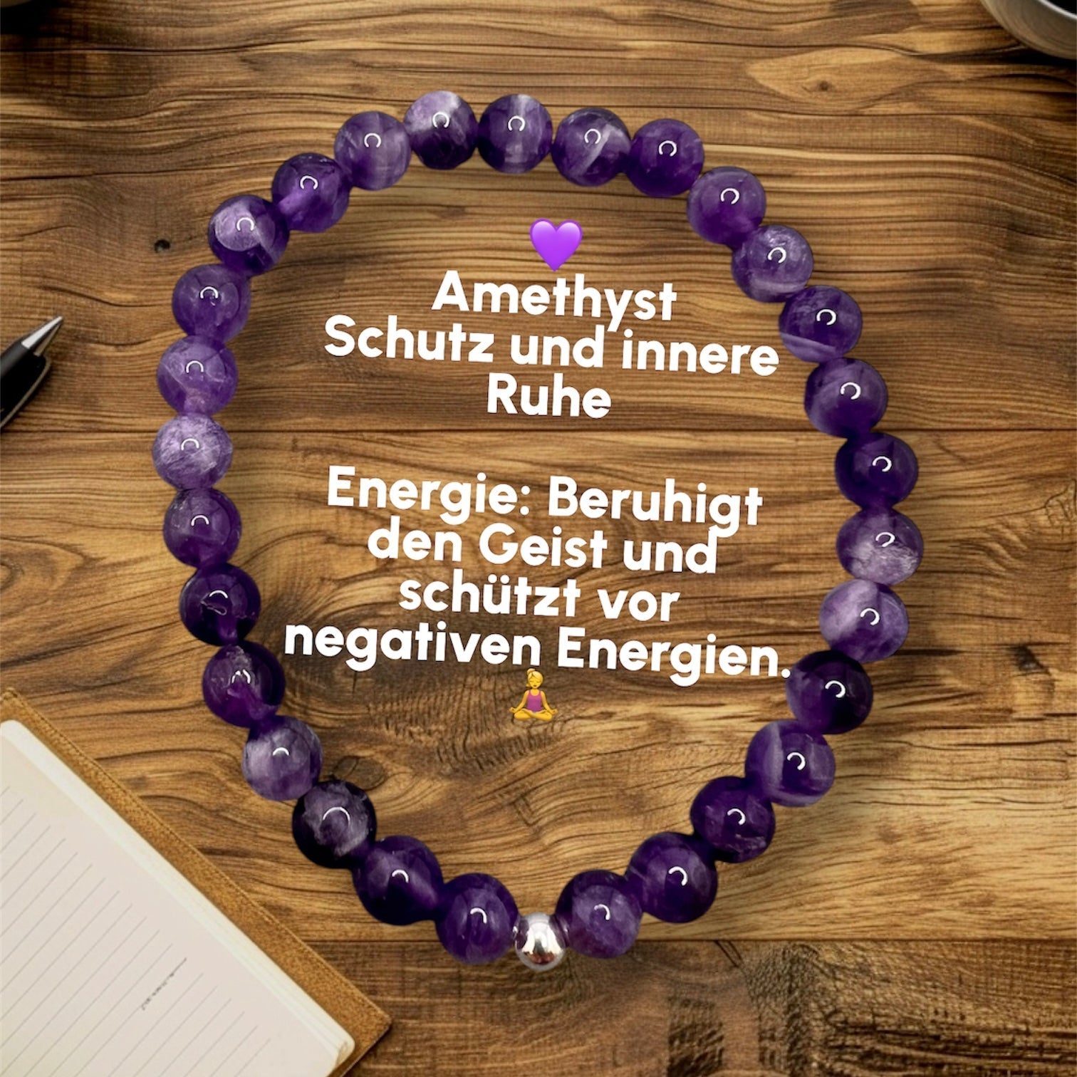 Handgefertigtes Amethyst Armband mit schützenden, beruhigenden lila Edelsteinperlen auf Holzuntergrund