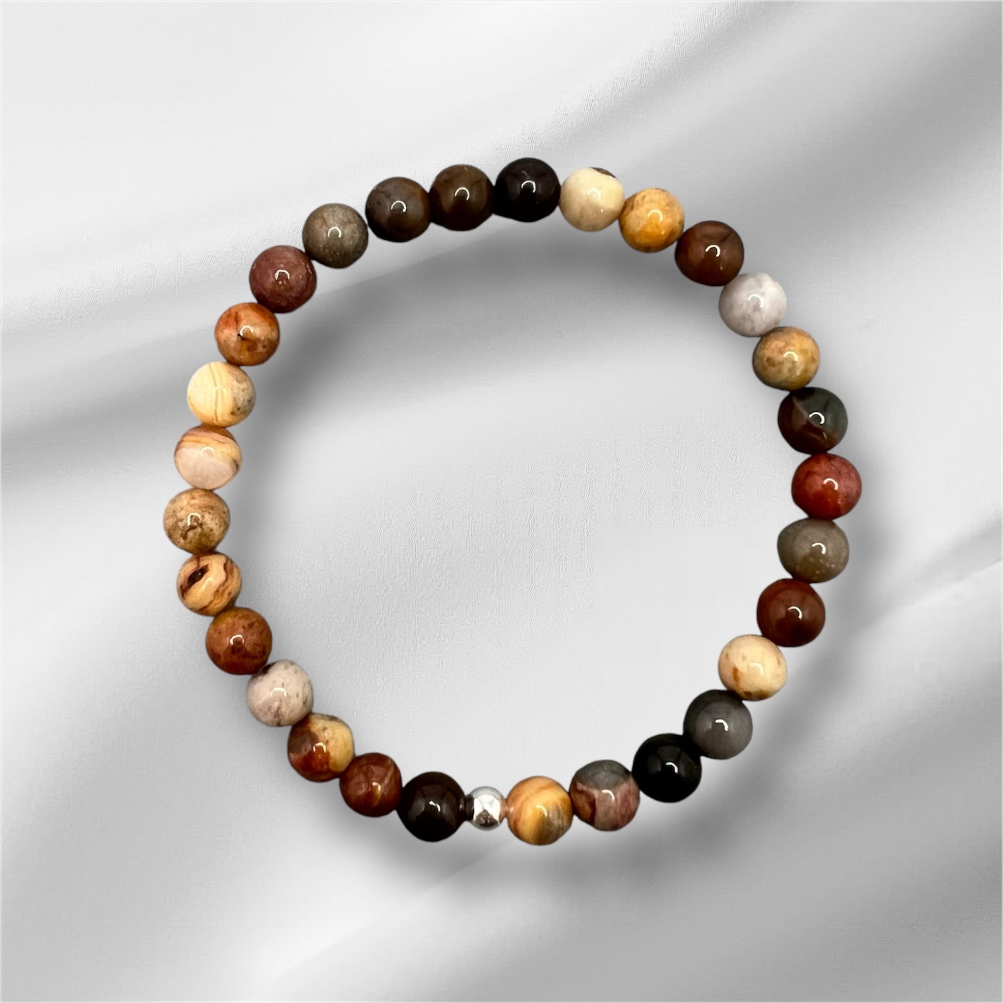 Jaspis Armband aus bunten, runden Perlen, handgefertigt, wasserfest und elastisch für Alltag und Schutz, fördert Erdung und Geduld.