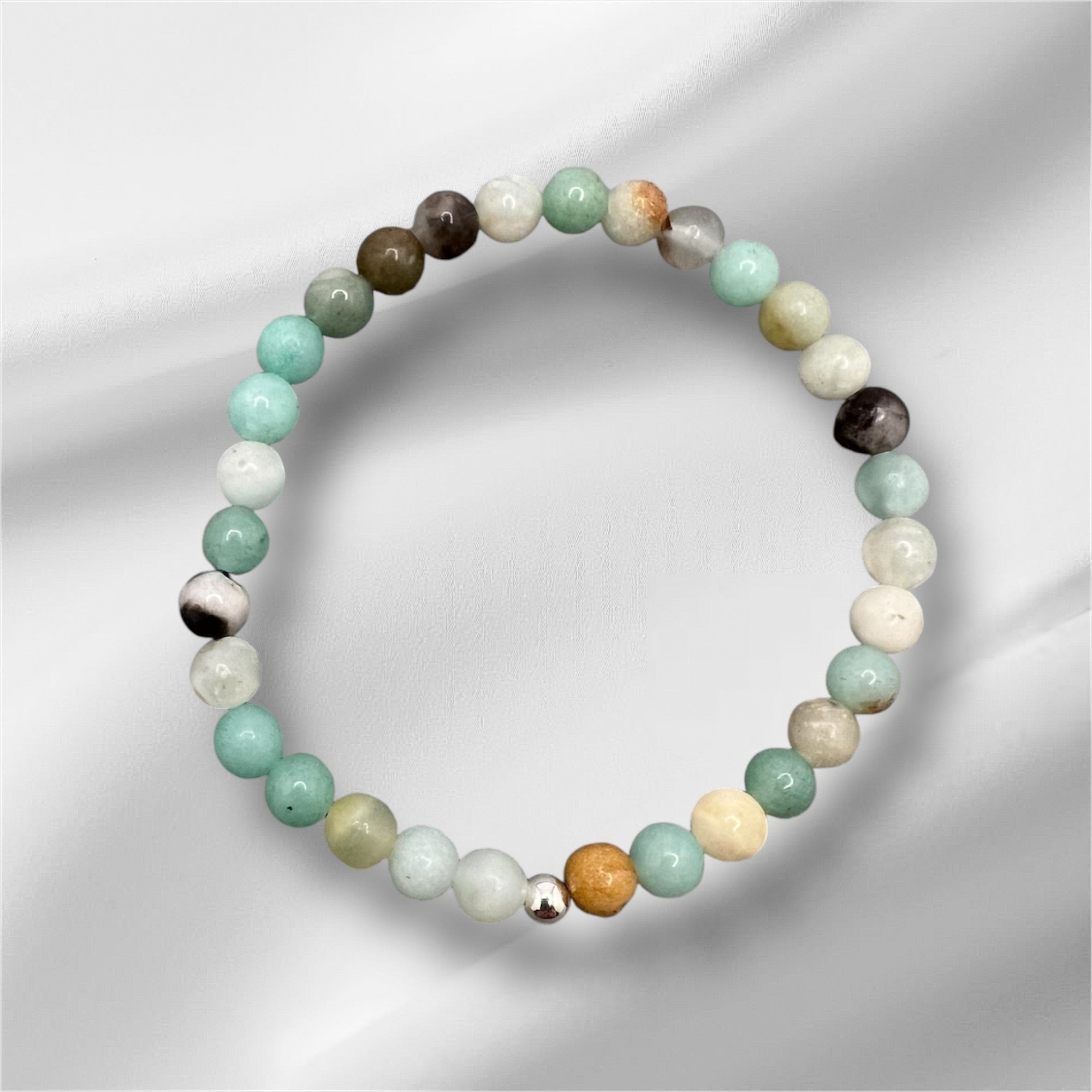Handgefertigtes Amazonit Armband mit bunten Edelsteinperlen für Ruhe und emotionale Ausgeglichenheit, wasserfest und flexibel.