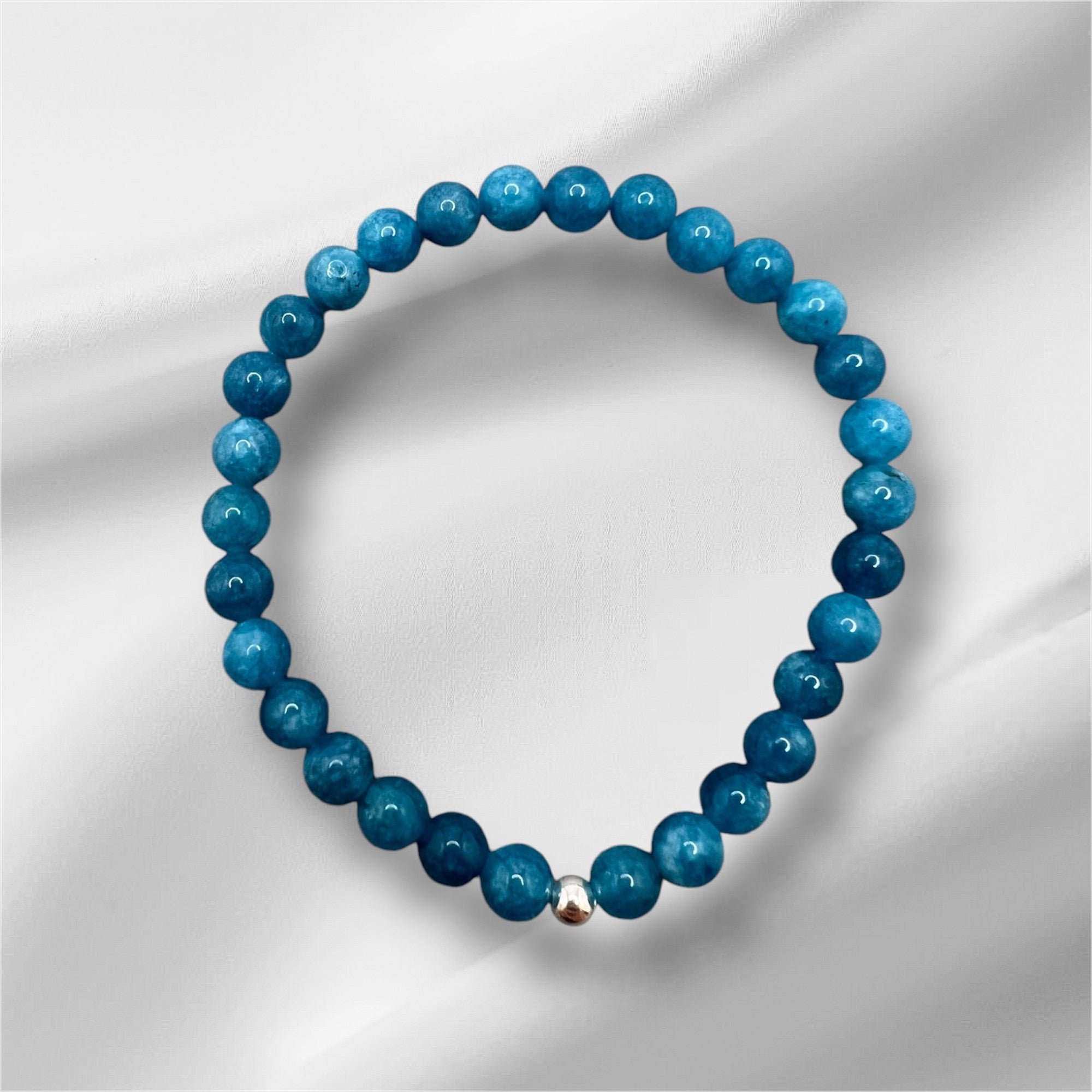 Handgefertigtes Apatit Armband mit blauen Perlen und silberner Verschlussperle, fördert Kreativität und Inspiration.