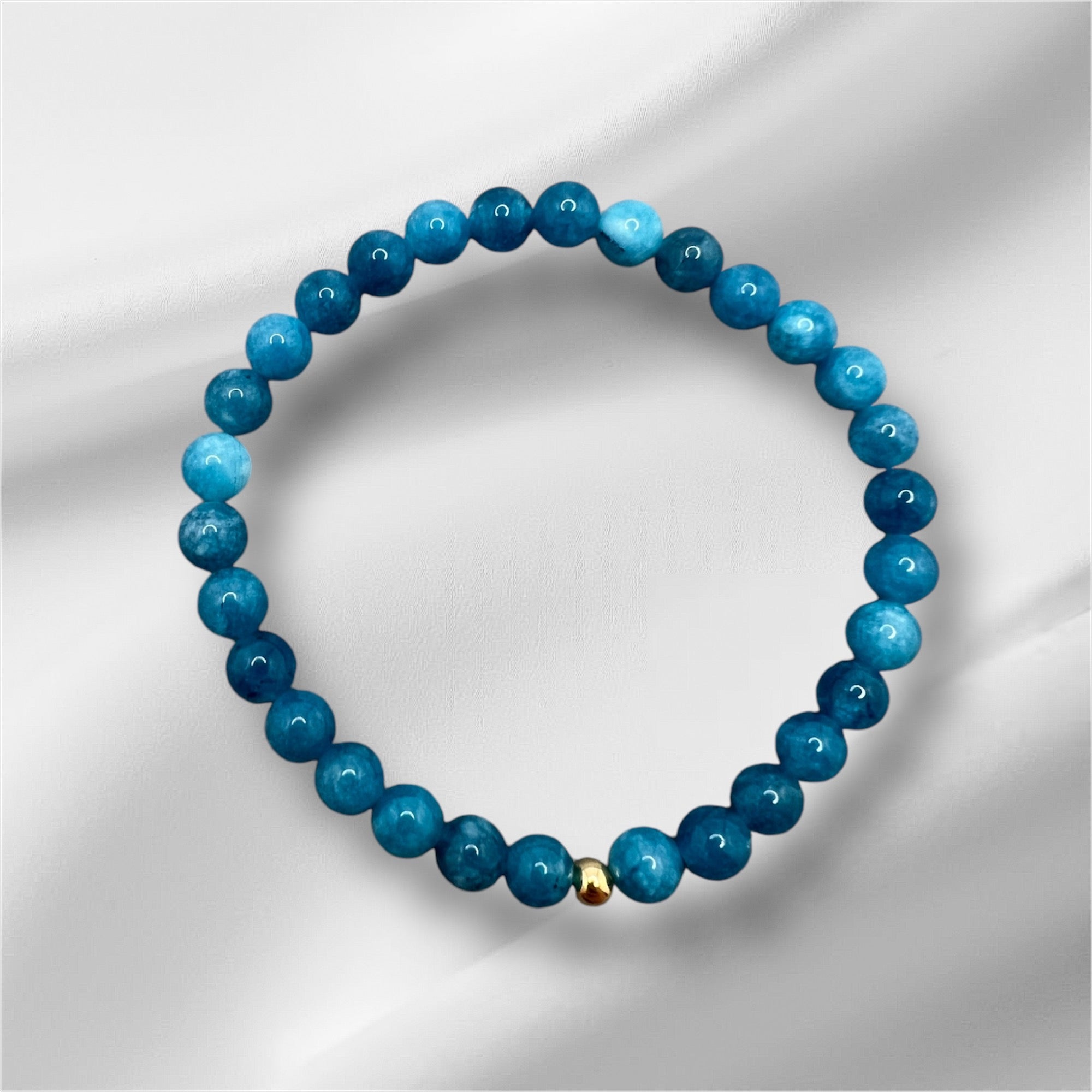Handgefertigtes Apatit Armband mit blauen Edelsteinperlen und vergoldeter Verschlussperle für Inspiration und Kreativität