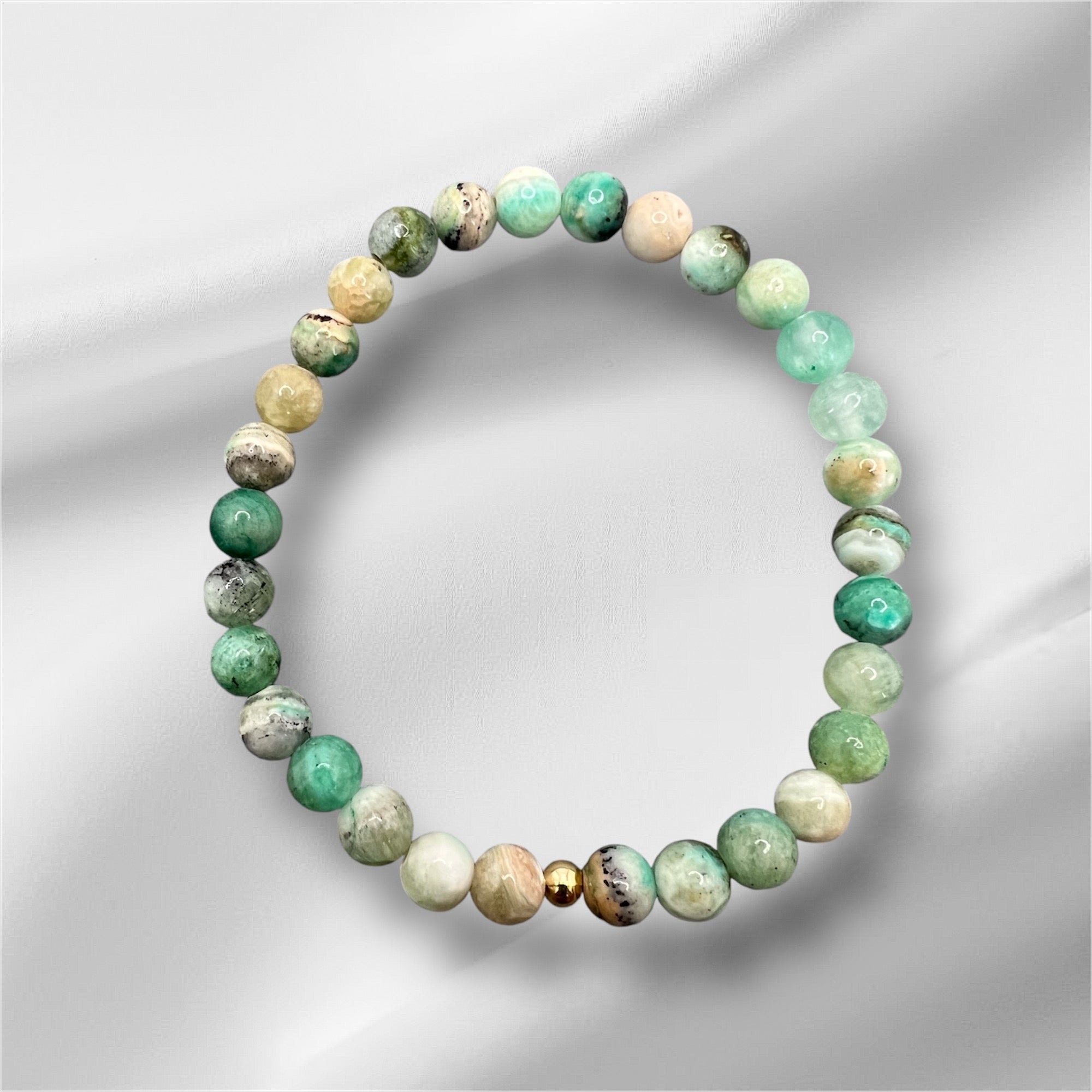 Handgefertigtes Achat Armband mit bunten Perlen und goldener Verschlussperle für Stärke und Schutz