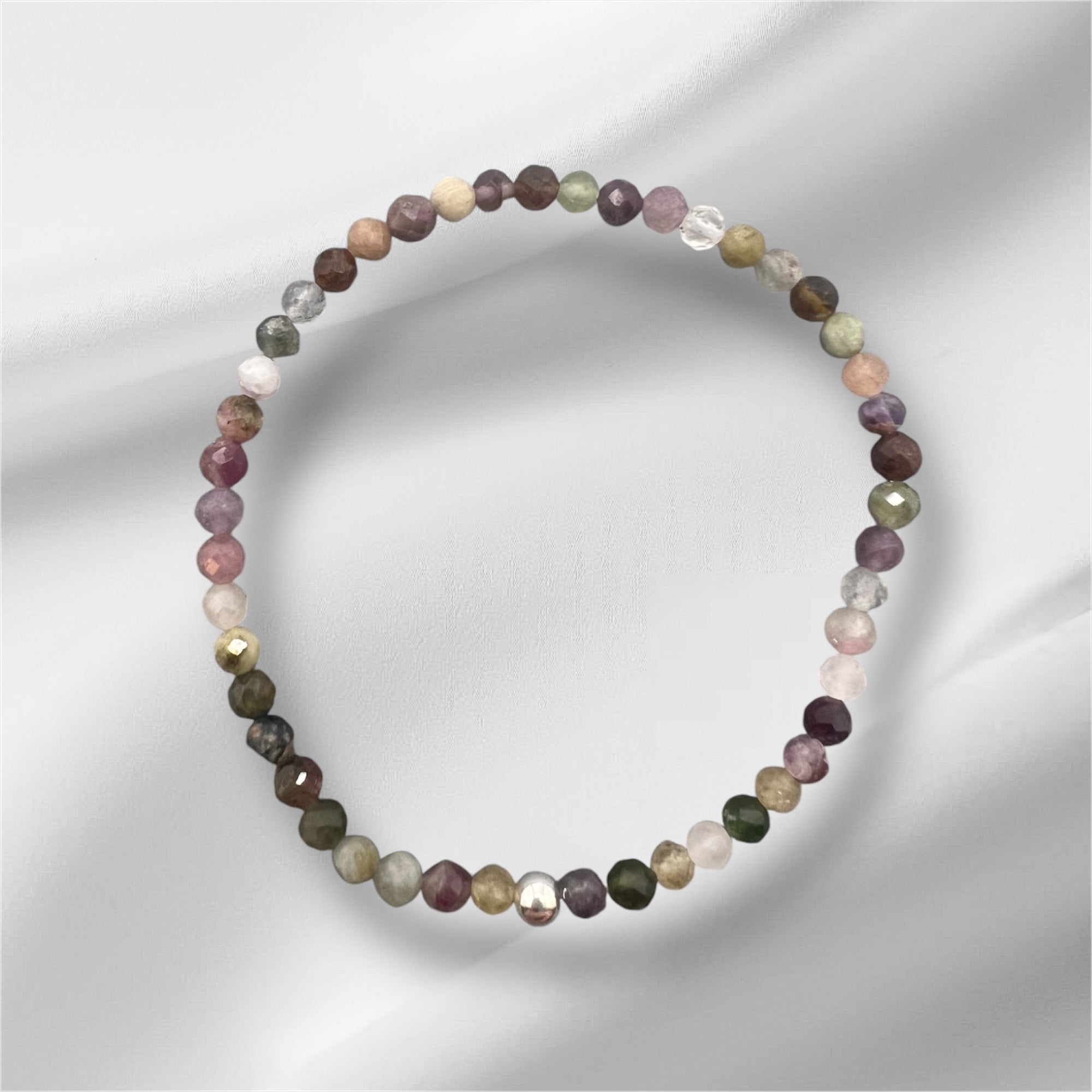 Handgefertigtes Turmalin Armband mit bunten Edelsteinperlen, symbolisiert Freude, Liebe und Schutz, wasserfest und elastisch, edle Verschlussperle aus vergoldetem Messing oder 925 Sterling Silber.