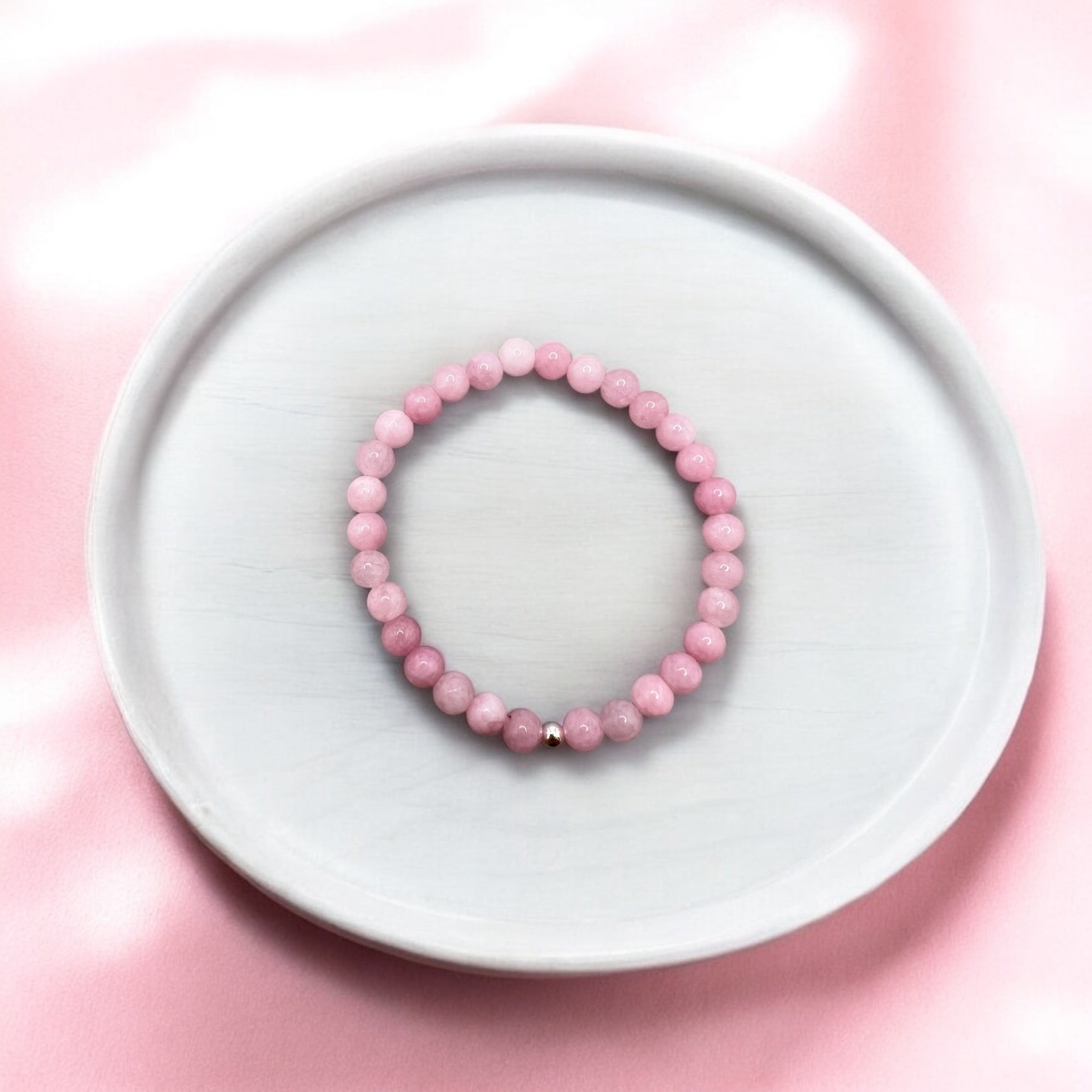 Kunzit Armband aus rosafarbenen Edelsteinperlen mit vergoldeter Verschlussperle, handgefertigt für Liebe und emotionale Heilung.