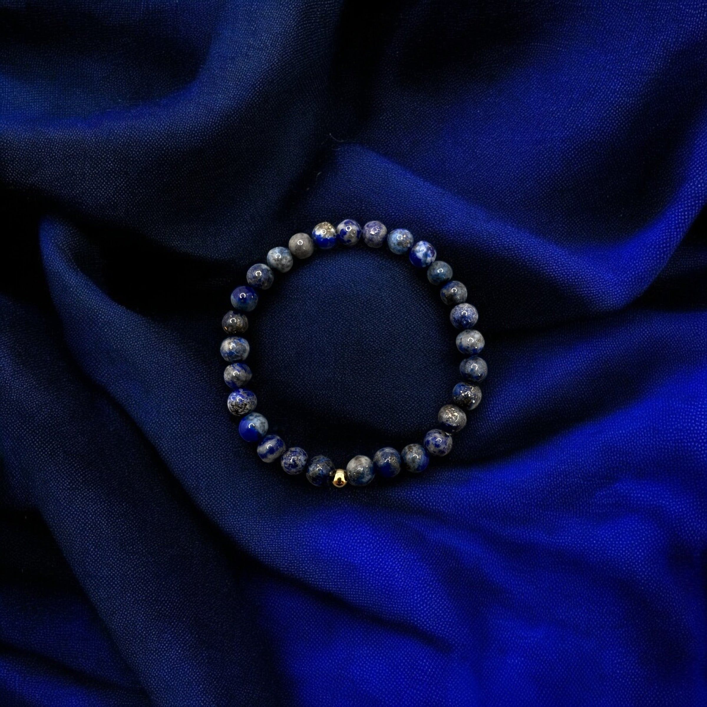 Lapislazuli Armband with 6mm round deep blue beads on elastic band, symbolizing wisdom and inner truth.