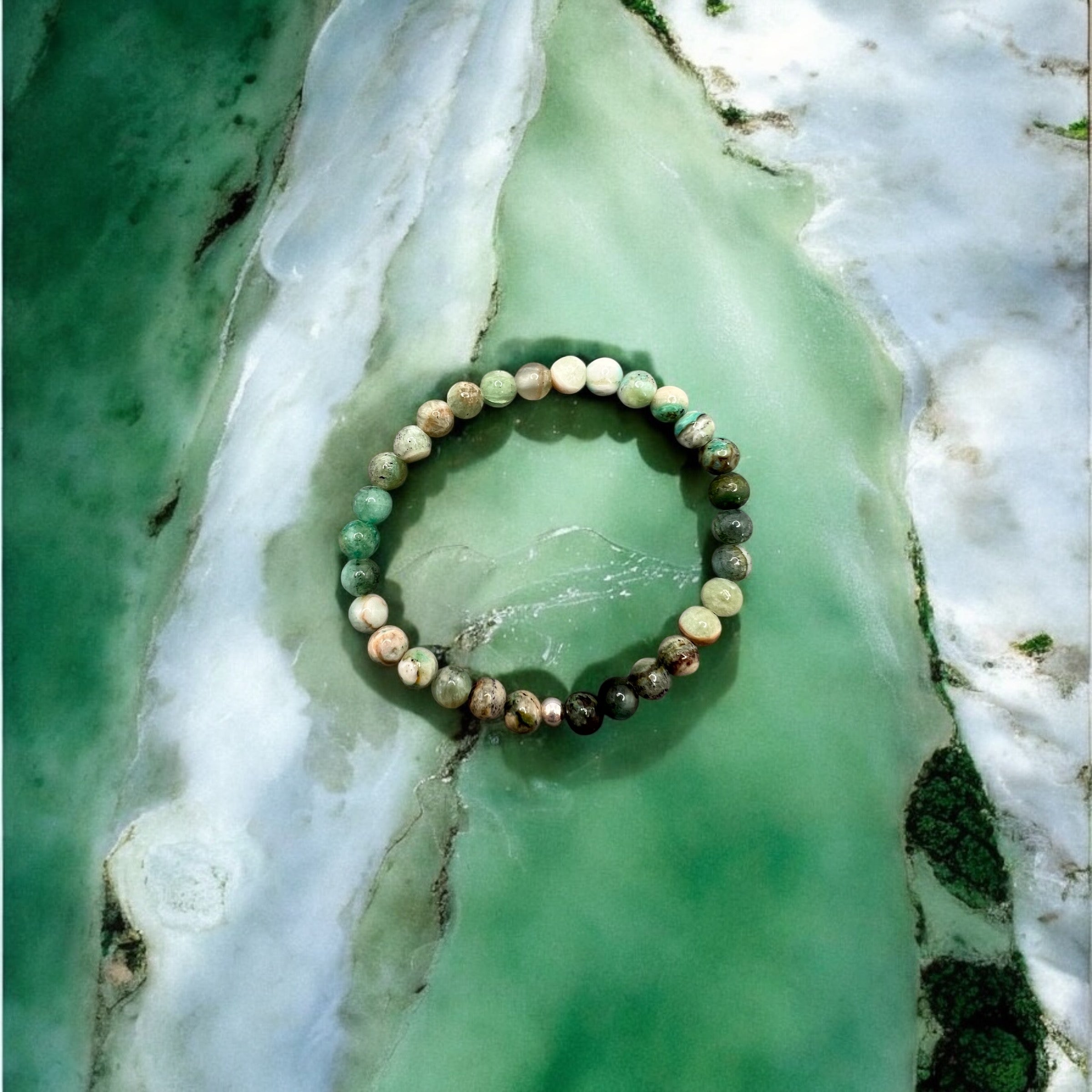 green round bead Achat Armband bracelet on green marble background, 6mm stones, strength and protection jewelry