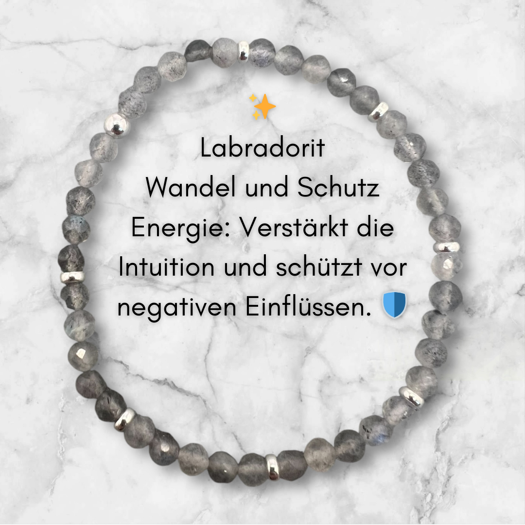 Edelstein Armband Labradorit mit 4mm Perlen und Zwischenperlen auf Marmorhintergrund.