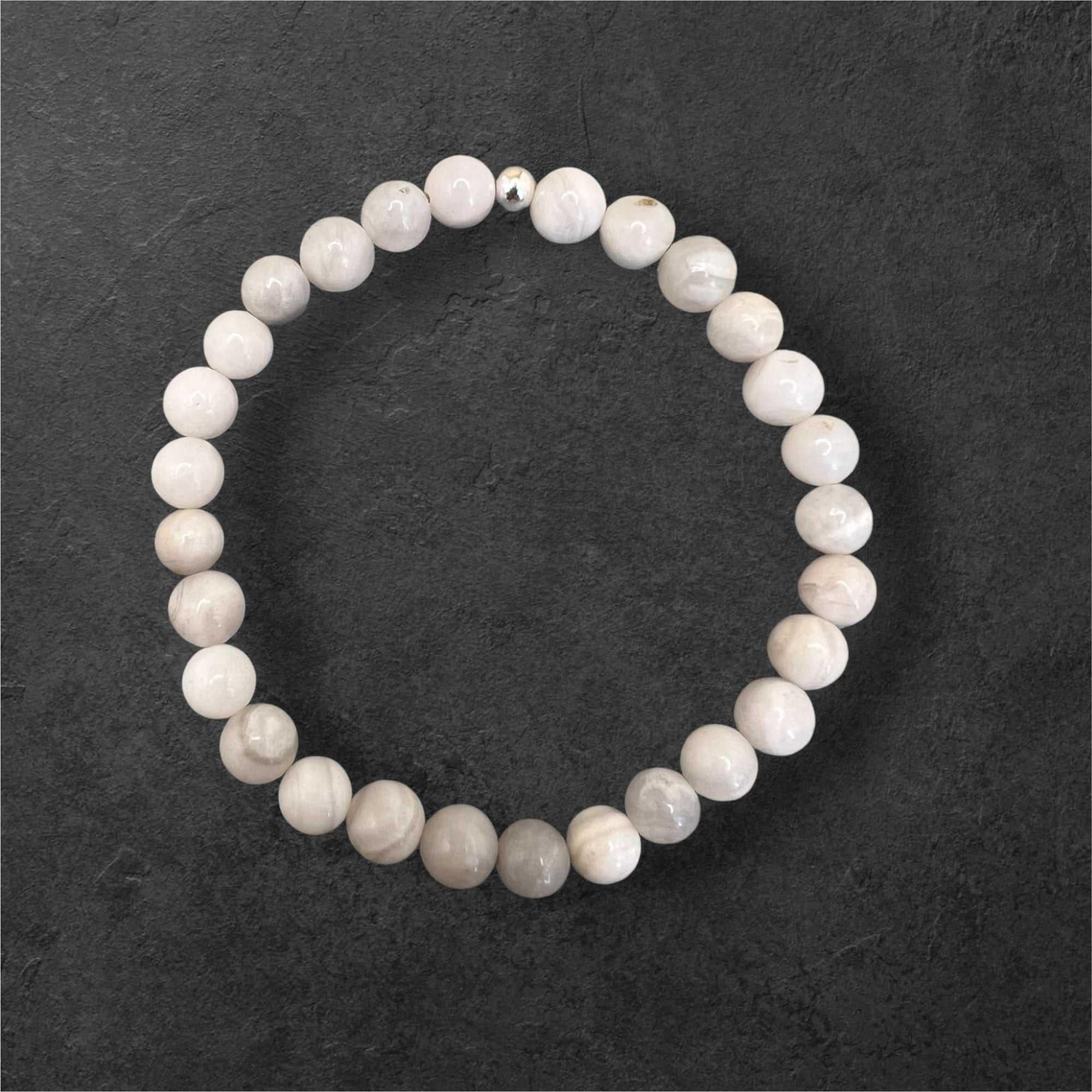 Weißer Achat Armband aus handgefertigten, naturweißen Perlen für innere Ruhe und Harmonie