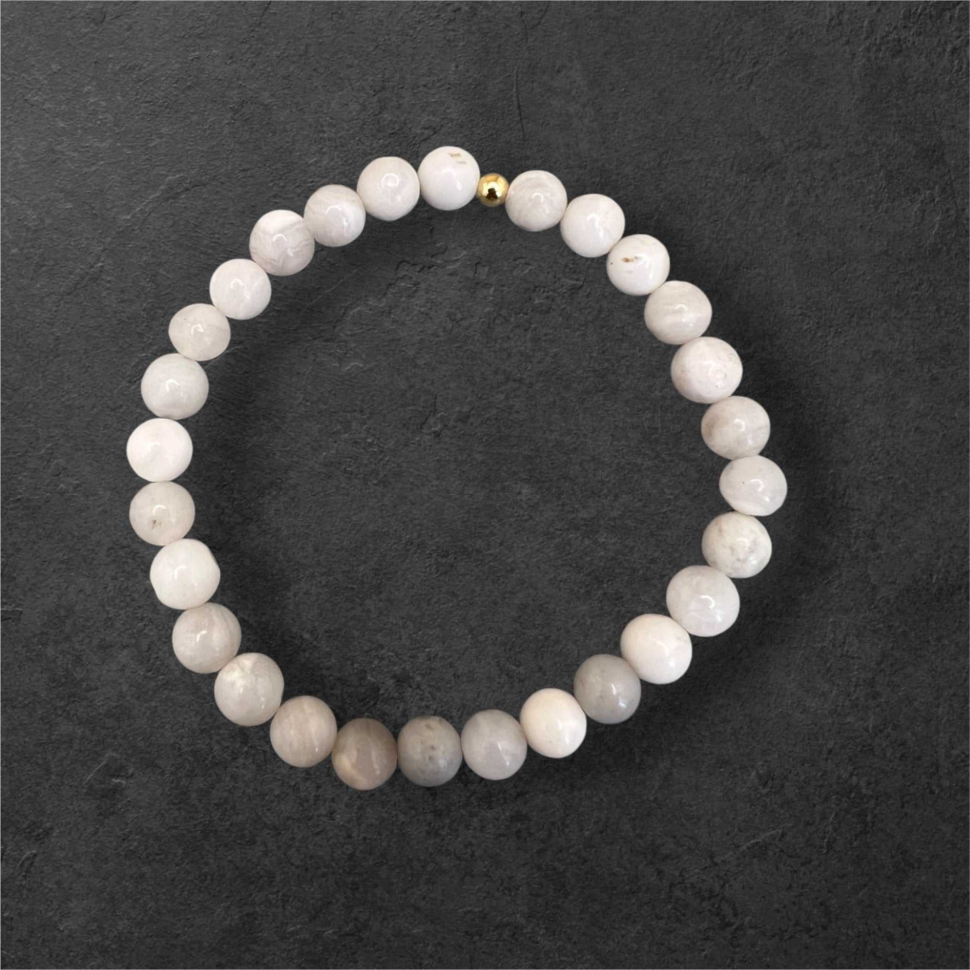 Weißer Achat Armband aus handgefertigten weißen Achat-Perlen mit goldenem Verschlussperle für Ruhe und Harmonie