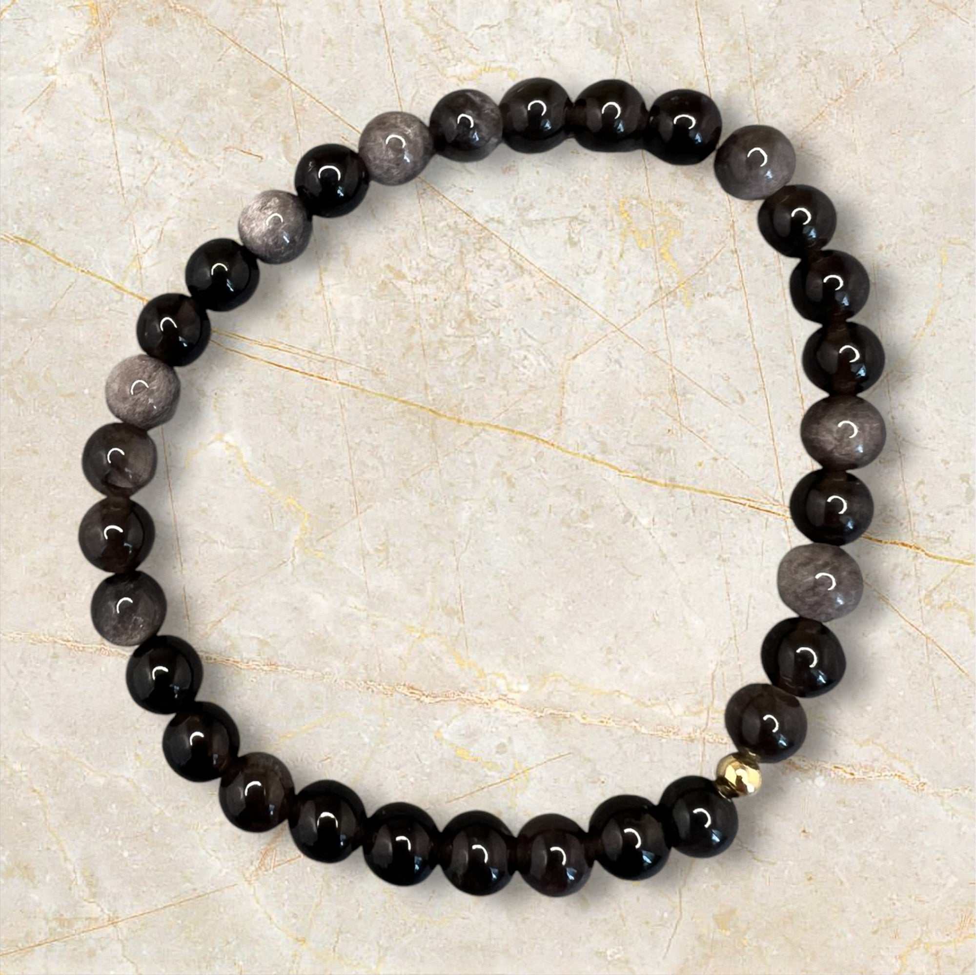 Nahaufnahme: Silberobsidian Armband mit glatten, polierten Perlen