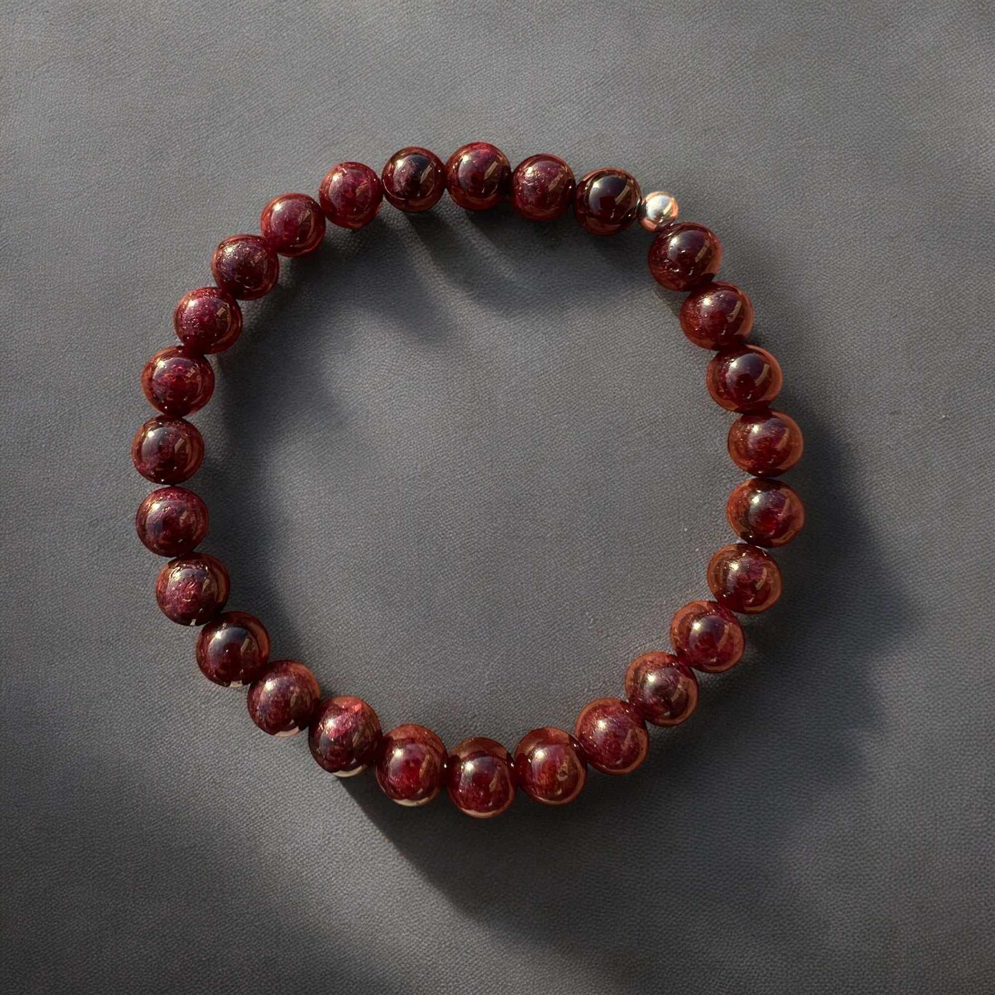Granat Armband – Dein Edelstein für Stärke und LeidenschaftGranat Armband für Stärke und Leidenschaft – Handgefertigter Edelstein-Schmuck mit Geschenkset
Produktbeschreibung:
Erlebe die feurige Energie des Granats mit unsere