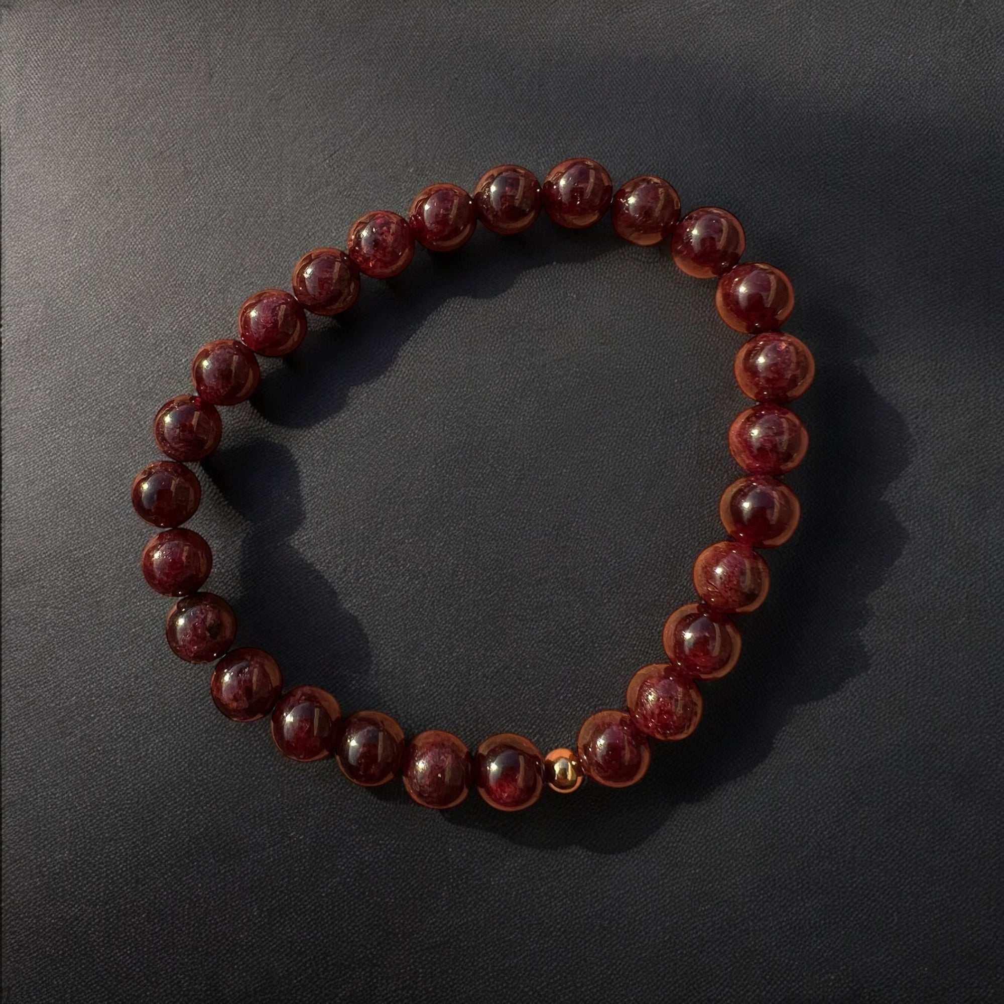 Granat Armband – Dein Edelstein für Stärke und LeidenschaftGranat Armband für Stärke und Leidenschaft – Handgefertigter Edelstein-Schmuck mit Geschenkset
Produktbeschreibung:
Erlebe die feurige Energie des Granats mit unsere