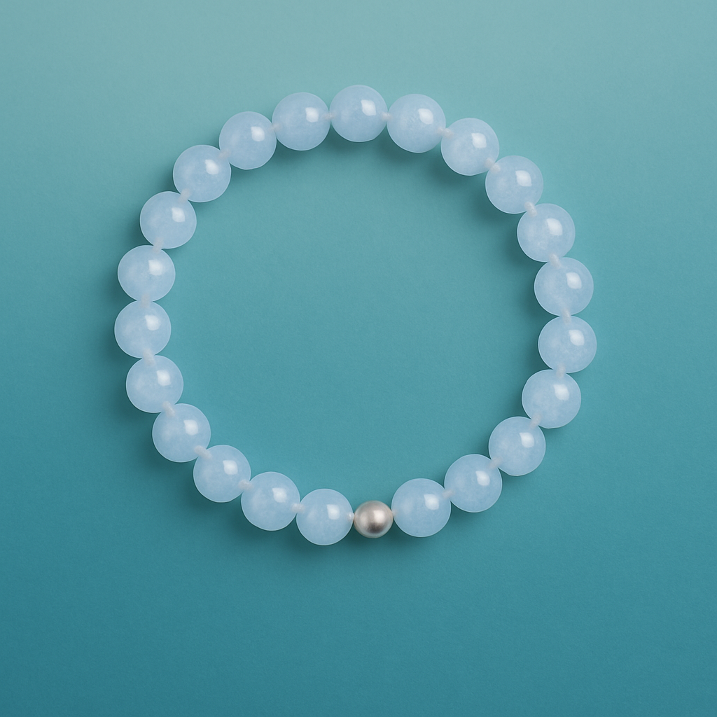Handgefertigtes Aquamarin Armband mit blauen Edelsteinperlen und einer silbernen Verschlussperle für Gelassenheit und klare Kommunikation