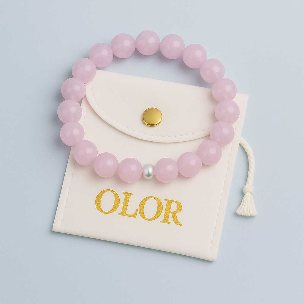 Kunzit Armband mit rosa Edelsteinperlen und silberner Verschlussperle auf cremefarbenem Beutel, handgefertigtes Schmuckstück für emotionale Heilung und Liebe.