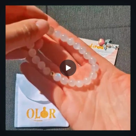 Laden Sie das Video: Frau präsentiert Edelstein Armband