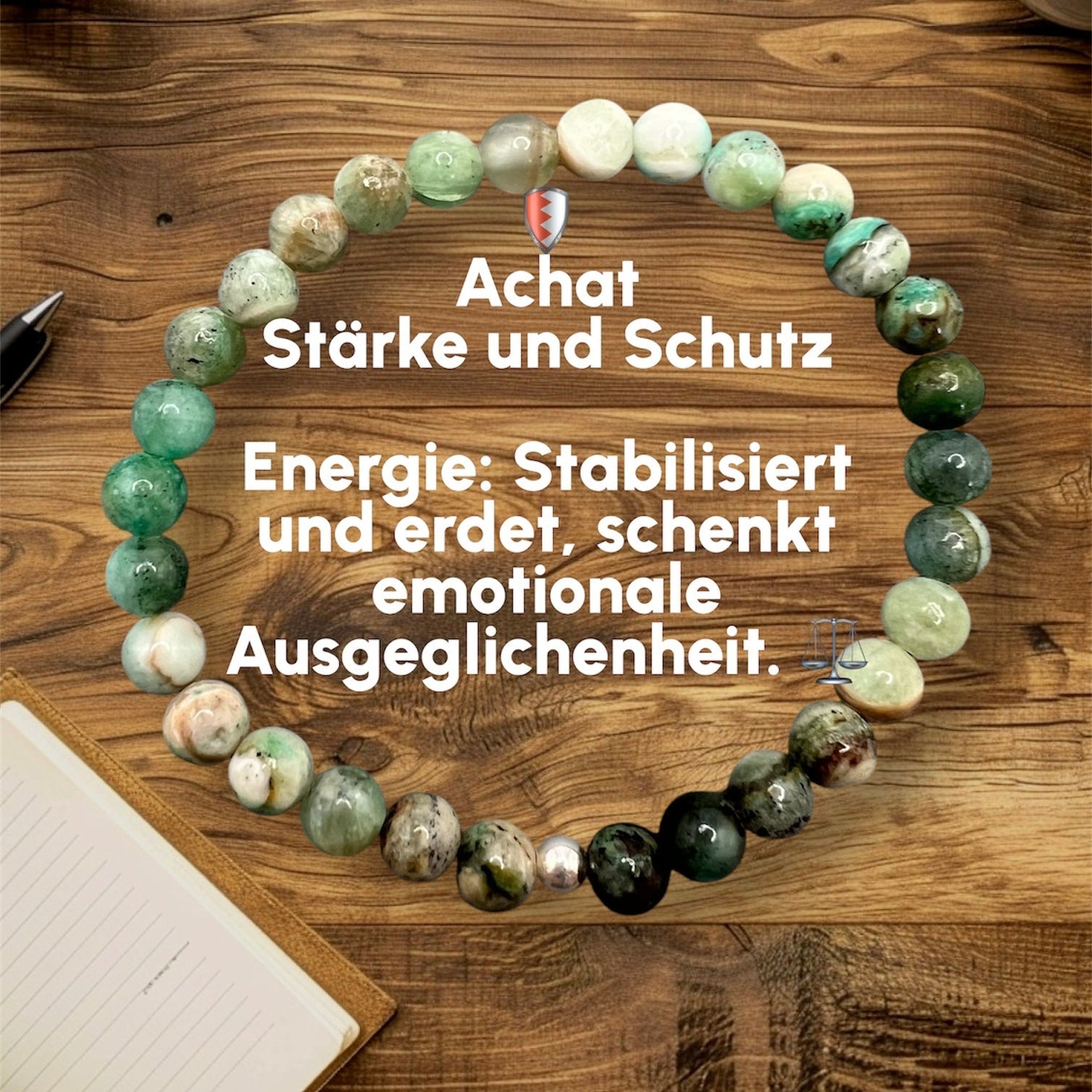 Handgefertigtes Achat Armband mit grün-weißen Edelsteinperlen für Stärke, Schutz und emotionale Ausgeglichenheit auf Holzuntergrund