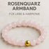 Rosenquarz Armband aus zarten rosa Perlen mit einer goldenen Kugel für Liebe und Harmonie.