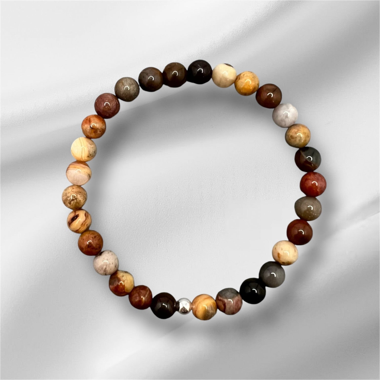 Jaspis Armband aus bunten, runden Perlen, handgefertigt, wasserfest und elastisch für Alltag und Schutz, fördert Erdung und Geduld.