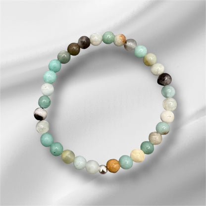 Handgefertigtes Amazonit Armband mit bunten Edelsteinperlen für Ruhe und emotionale Ausgeglichenheit, wasserfest und flexibel.