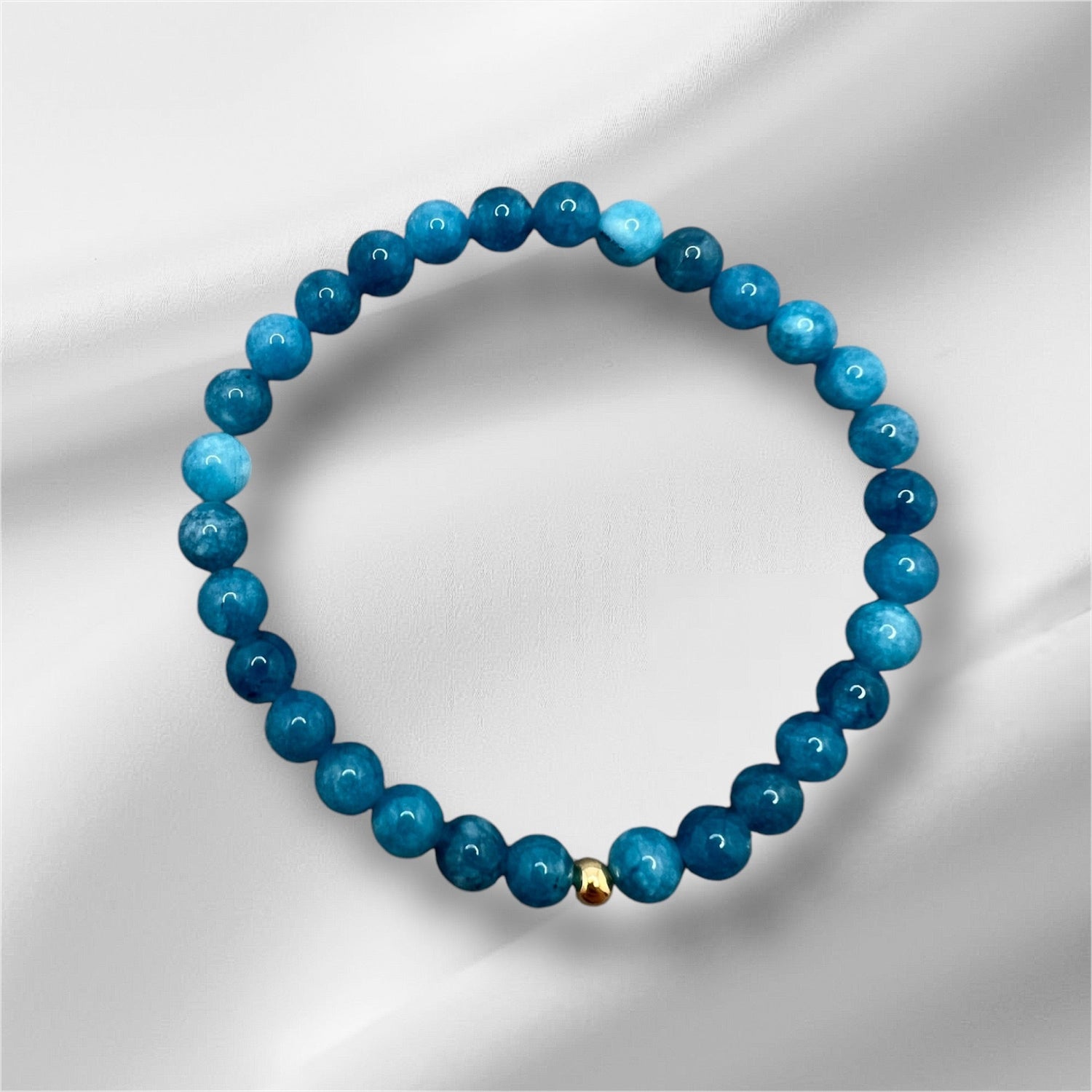 Handgefertigtes Apatit Armband mit blauen Edelsteinperlen und vergoldeter Verschlussperle für Inspiration und Kreativität