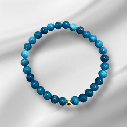 Handgefertigtes Apatit Armband mit blauen Edelsteinperlen und vergoldeter Verschlussperle für Inspiration und Kreativität