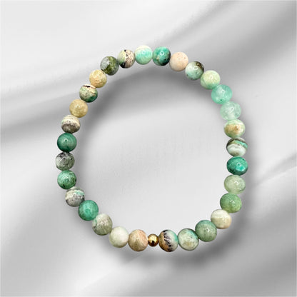 Handgefertigtes Achat Armband mit bunten Perlen und goldener Verschlussperle für Stärke und Schutz