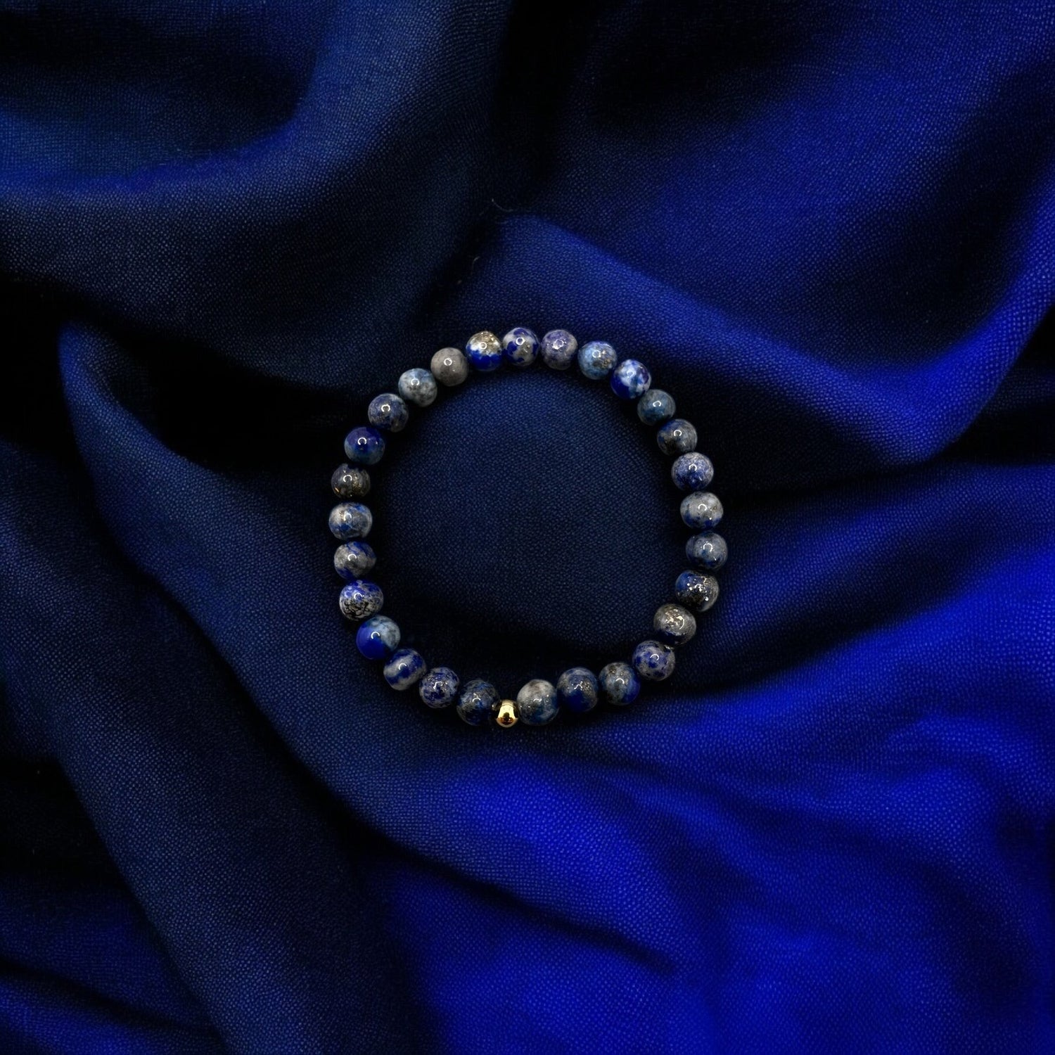 Lapislazuli Armband with 6mm round deep blue beads on elastic band, symbolizing wisdom and inner truth.