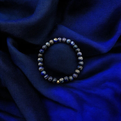 Lapislazuli Armband with 6mm round deep blue beads on elastic band, symbolizing wisdom and inner truth.