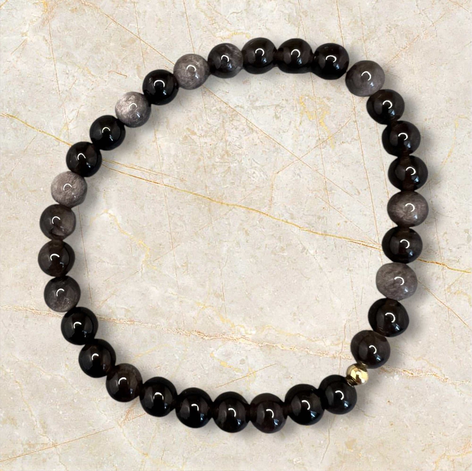 Nahaufnahme: Silberobsidian Armband mit glatten, polierten Perlen