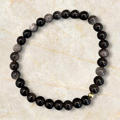 Nahaufnahme: Silberobsidian Armband mit glatten, polierten Perlen