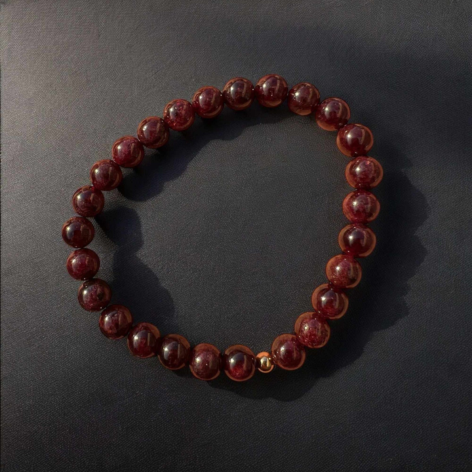 Granat Armband – Dein Edelstein für Stärke und LeidenschaftGranat Armband für Stärke und Leidenschaft – Handgefertigter Edelstein-Schmuck mit Geschenkset
Produktbeschreibung:
Erlebe die feurige Energie des Granats mit unsere