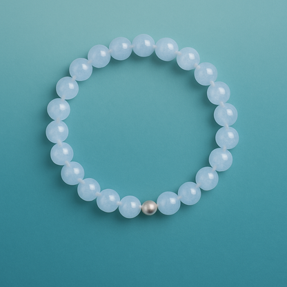 Handgefertigtes Aquamarin Armband mit blauen Edelsteinperlen und einer silbernen Verschlussperle für Gelassenheit und klare Kommunikation