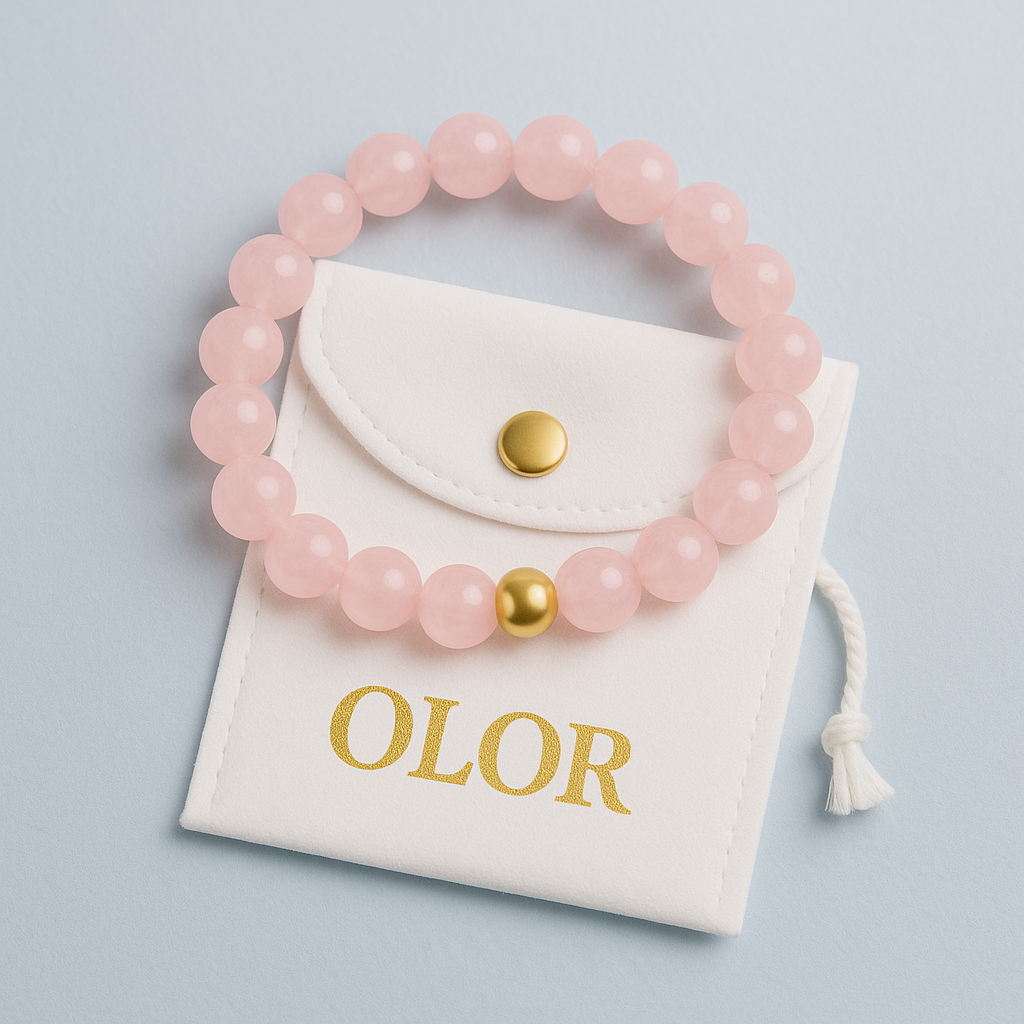 Rosenquarz Armband mit rosa Perlen und goldener Verschlussperle auf weißem Samtbeutel, handgefertigtes Edelstein-Armband für Liebe und Harmonie