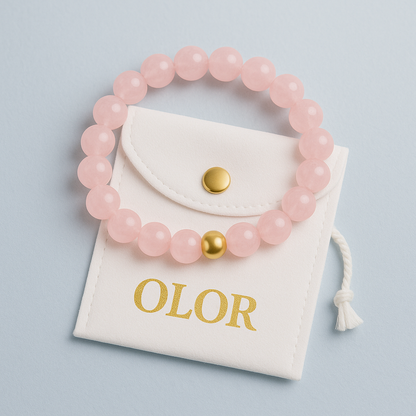 Rosenquarz Armband mit rosa Perlen und goldener Verschlussperle auf weißem Samtbeutel, handgefertigtes Edelstein-Armband für Liebe und Harmonie