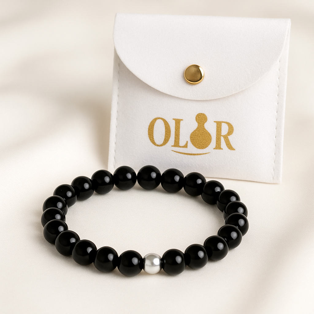 Goldobsidian Armband mit schwarzem Stein und silberner Perle, handgefertigt, schützend und erdend, elastisches Design, präsentiert vor weißem OLOR Beutel